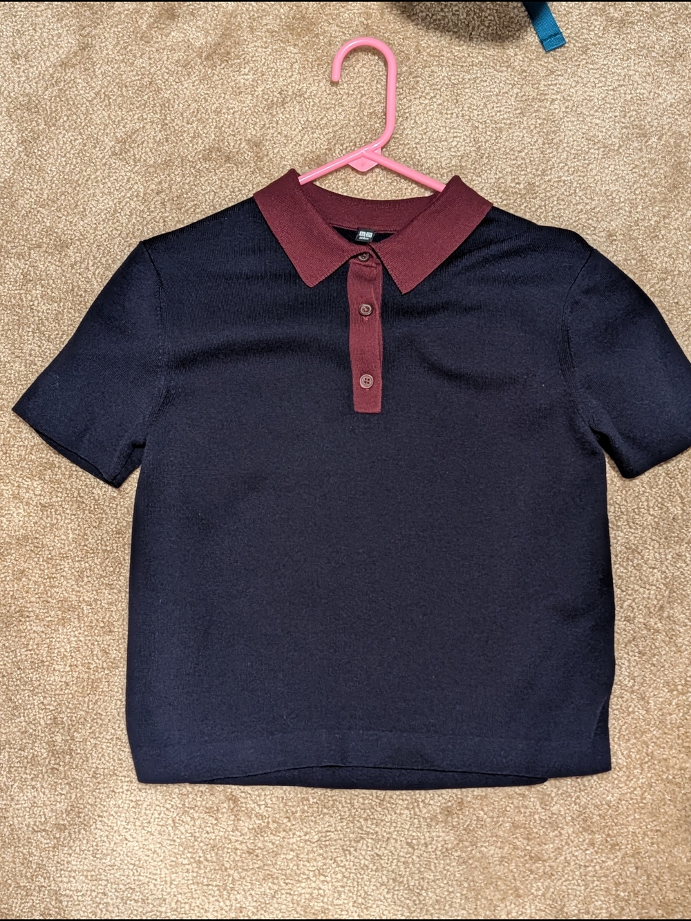 Uniqlo Navy Short-Sleeve Polo Top with Burgundy Collar Size Large